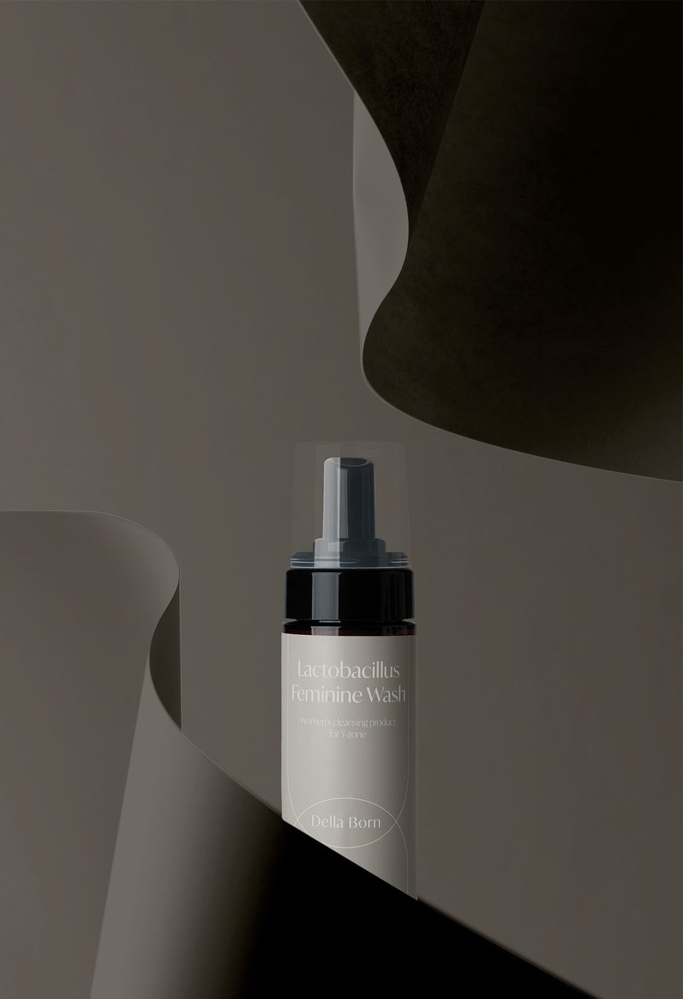 Main visual: Feminine bottle in a curved scene